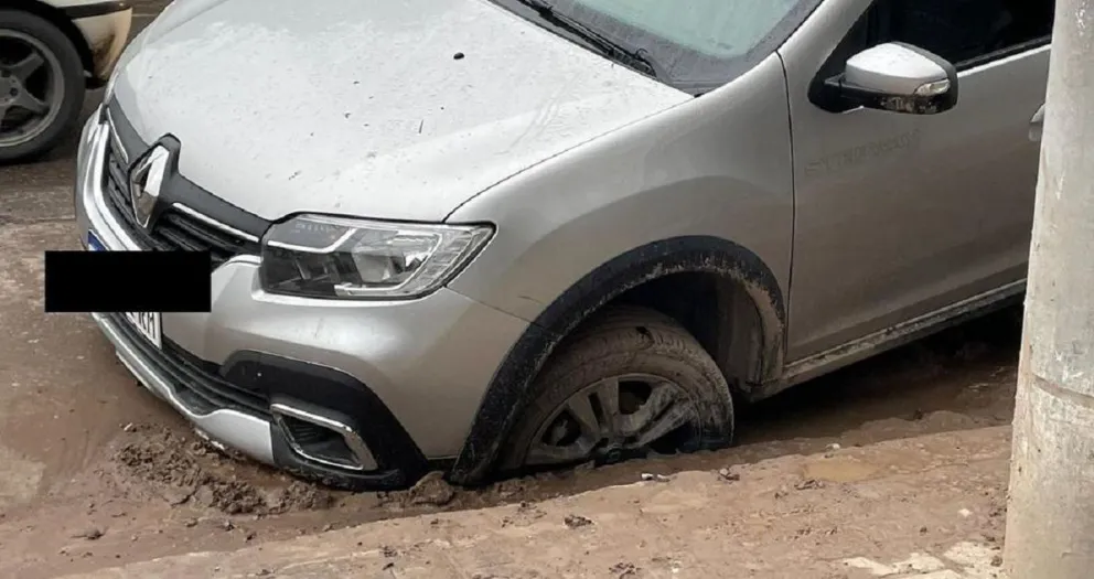 Auto quedó incrustado en un pozo mal señalizado en el centro salteño