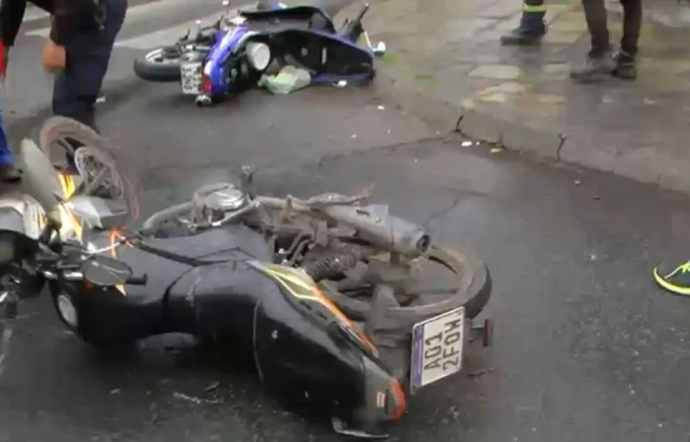 Fuerte choque de motos en el macrocentro salteño: una mujer perdió los dientes por el impacto