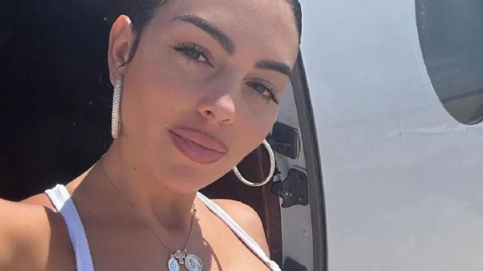 Lujos en un jet privado: Georgina Rodríguez arraza en sus redes sociales con este impactante vestido