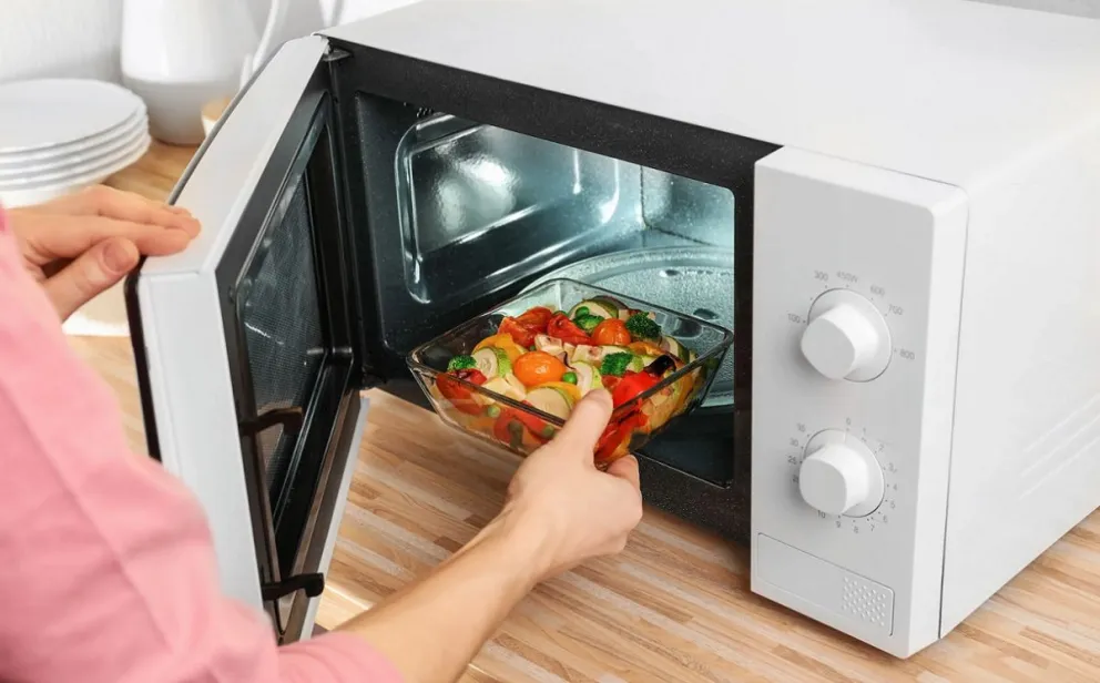 Mucho cuidado con calentar estos alimentos en tu microondas: evita peligros y posibles enfermedades