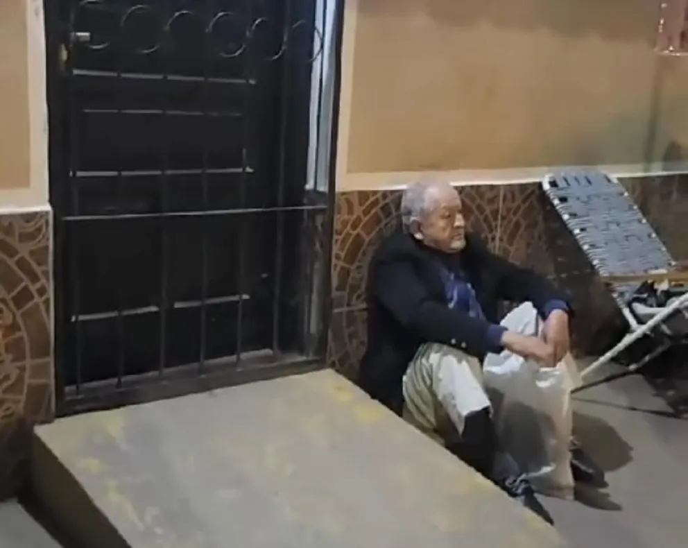 Injusta realidad: un abuelo salteño pasó la noche esperando por un turno del PAMI