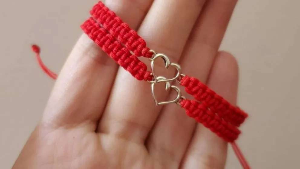Según el Feng Shui, en esta mano debes colocar tu pulsera roja de protección