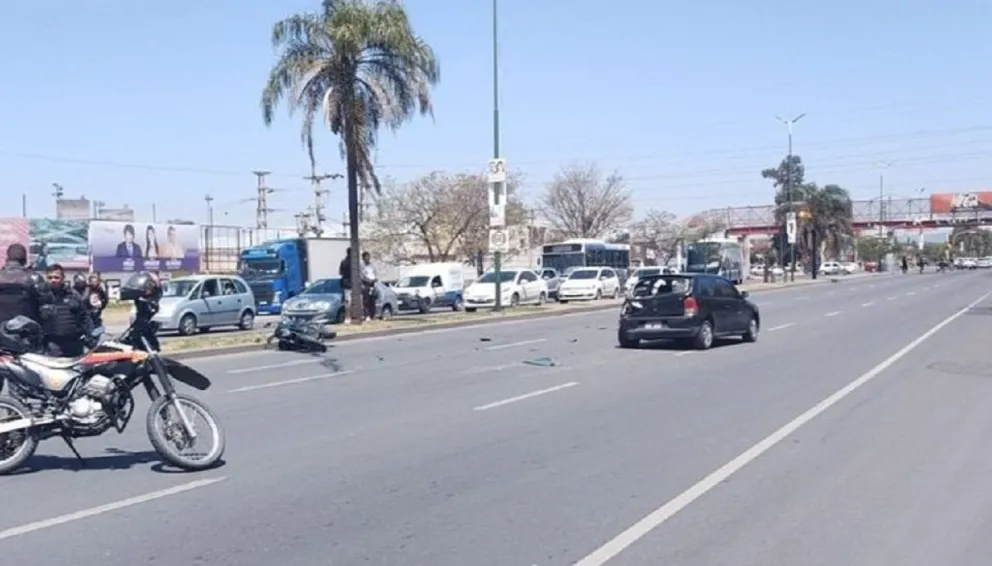 Fuerte choque entre una moto y un auto dejó dos heridos y el tránsito cortado en Avenida Paraguay
