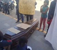 Protestaron con el cuerpo de una joven en un ataúd en el hospital de Tartagal