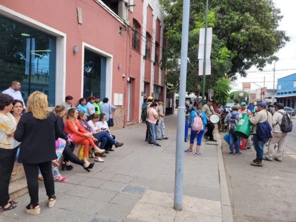 Tras levantar el paro, municipales de Tartagal acusaron al intendente Mario Mimessi de hacer "mucho despilfarro en la campaña"