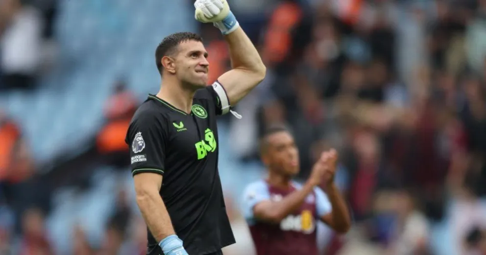 Lo hizo de nuevo: la imperdible atajada de Dibu Martínez en la goleada del Aston Villa al Brighton