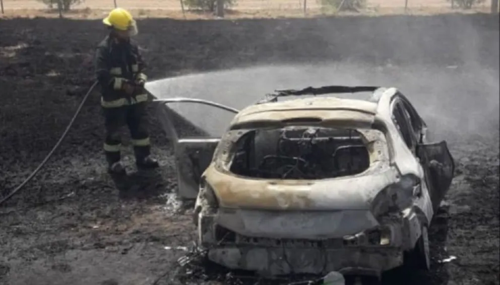 Coronel Olleros: escapó de un control, chocó, se le prendió fuego el auto y sufrió quemaduras