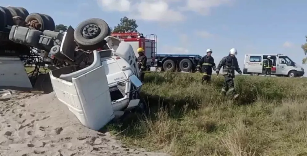 Un camión con acoplado volcó en la ruta nacional 51: venía a alta velocidad 