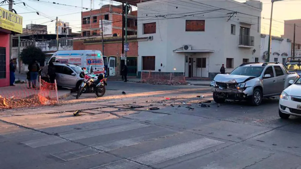 Fuerte accidente en el centro salteño: un auto terminó en la vereda tras chocar con una camioneta 