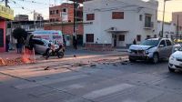Fuerte accidente en el centro salteño: un auto terminó en la vereda tras chocar con una camioneta 