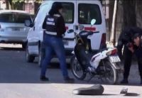 Motociclista y sus hijos heridos tras ser embestidos por un auto que se dio a la fuga