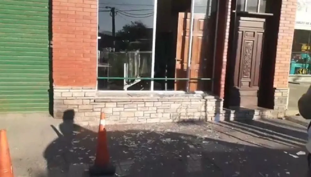 Rompieron una vidriera, entraron a un comercio salteño y se robaron una camioneta de helados