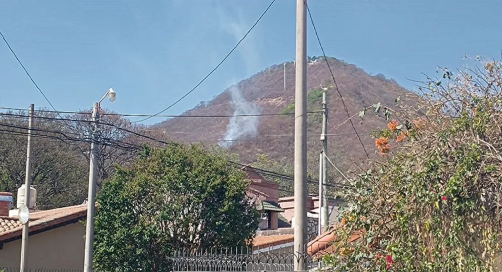 Incendio en Cerro San Bernardo desata temor: bomberos tratan de controlar la situación