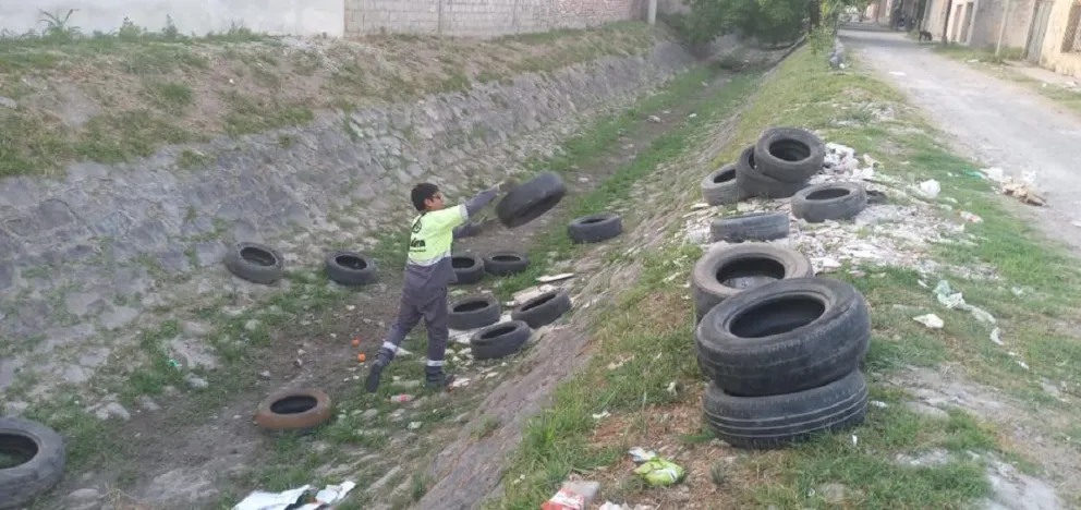 Multan fuertemente a gomería que arrojaba neumáticos viejos en un canal pluvial