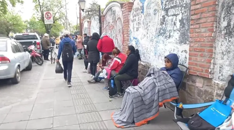 Acampe y largas filas de salteños en el ex Colegio Nacional para anotar a sus hijos     