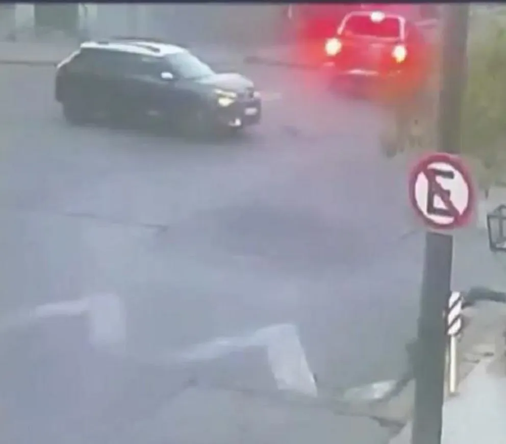 Impactante choque en el macrocentro salteño: un auto embistió a una camioneta