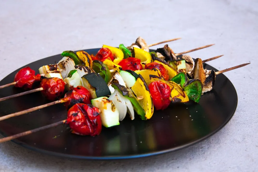 Nunca te quedes por fuera del asado: receta vegetaria de los mejores pinchos de verdura que probarás
