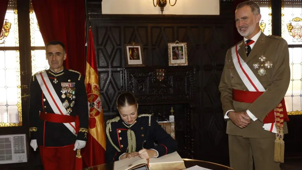 Esto es lo que hizo la princesa Leonor que emocionó al rey Felipe VI tras jurar la bandera: fotos
