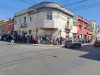 Nuevo IFE en Salta: interminables filas sobre España y Pellegrini para cobrar la primera cuota