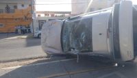 Fuerte vuelco de automóvil en Tres Cerritos terminó con conductora atrapada