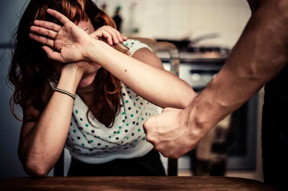 Un agente penitenciario golpeó y retuvo en contra de su voluntad a su pareja en Orán