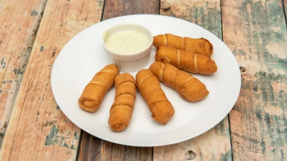 Solo con tapas de empanada y queso: así podés hacer los mejores bastones de queso 