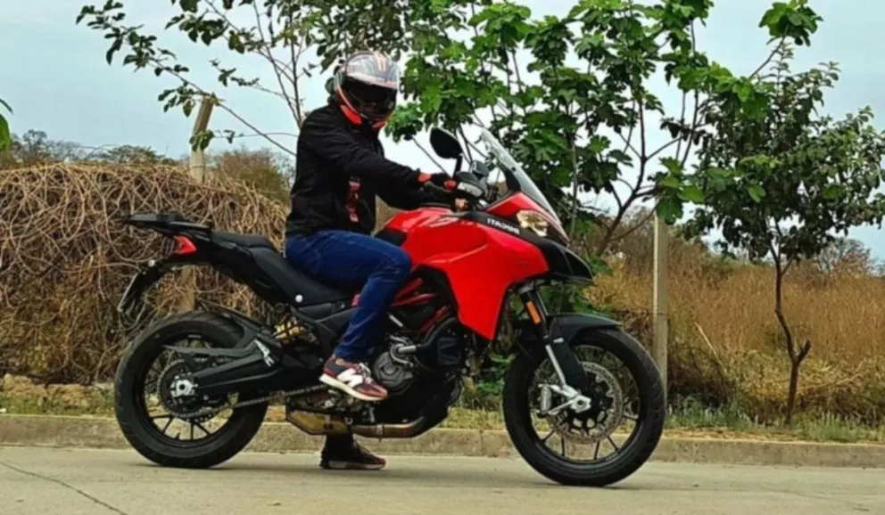Un trío de corrupción: de Mario Mimessi y Carla Cordero a Matías Monteagudo posando en una lujosa moto Ducati    
