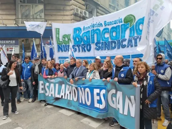 Empleados bancarios acordaron un incremento del 40% y la paritaria de  diciembre cerrará en 46,2% | Voces Criticas - Salta - Argentina