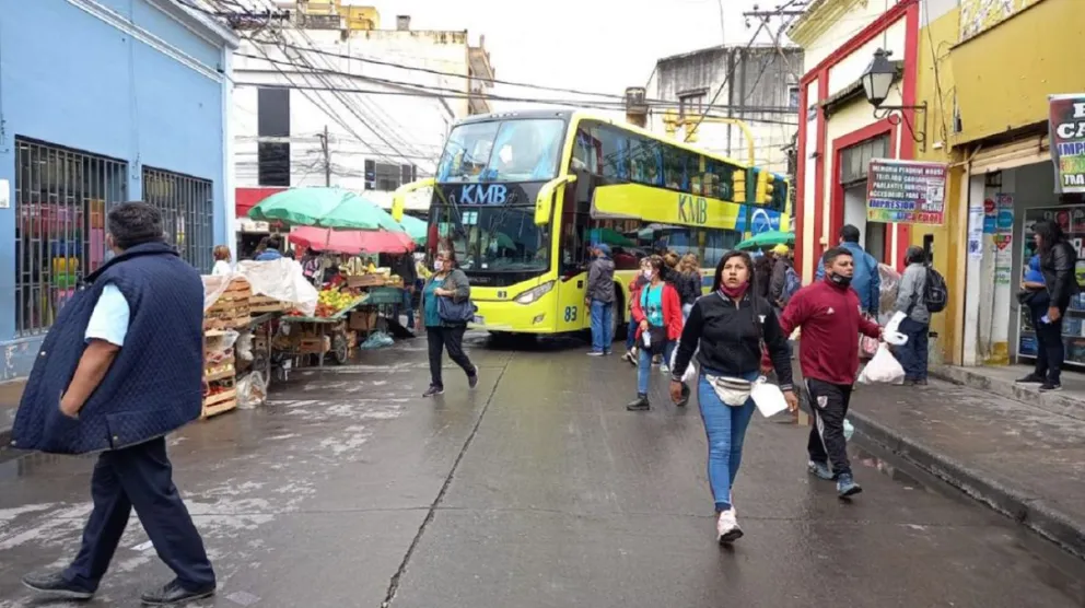 No es la primera vez: colectivo de gran porte se atascó en el centro de la ciudad