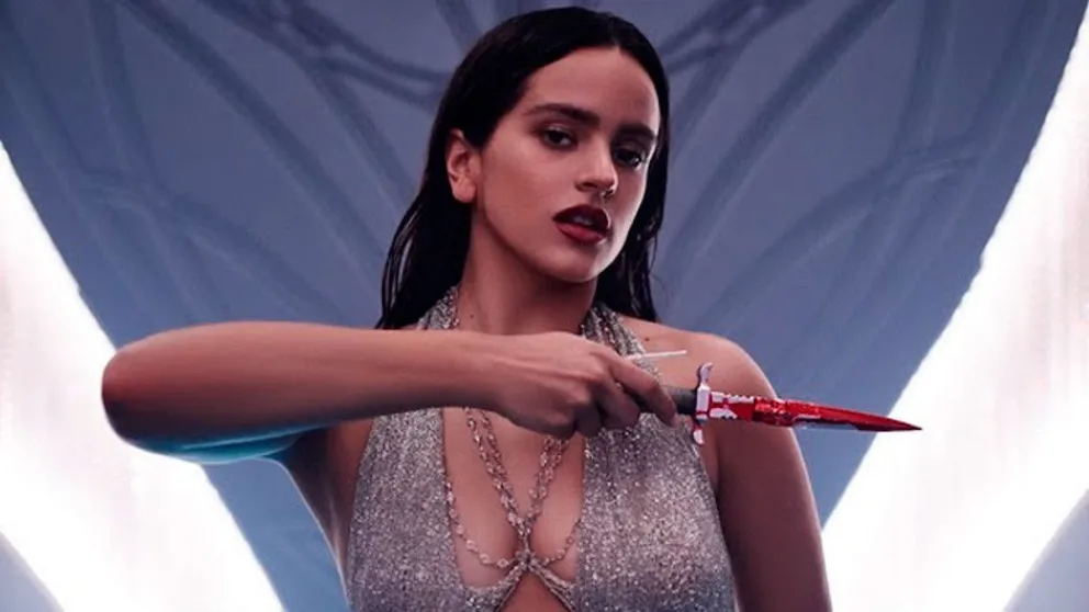 Rosalía vuelve a impactar, asiste al desfile de Schiaparelli solo con unas medias y torera 
