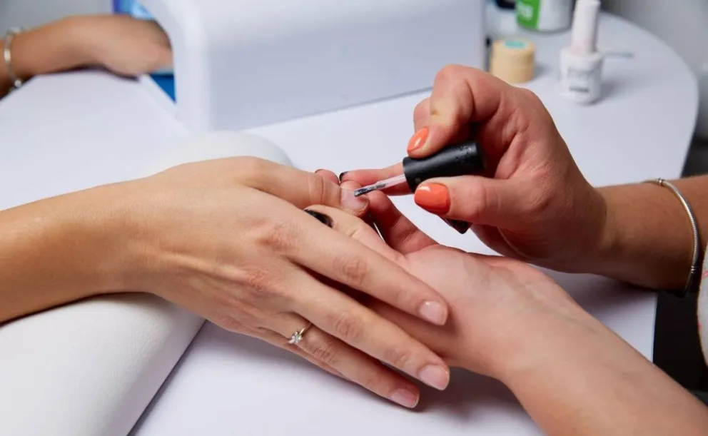 Esta será la increíble tendencia en uñas: una manicura francesa muy original que encanta a todos