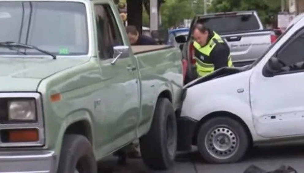 Fuerte accidente en el macrocentro salteño: llevaba a sus hijos a la escuela y chocó a una camioneta