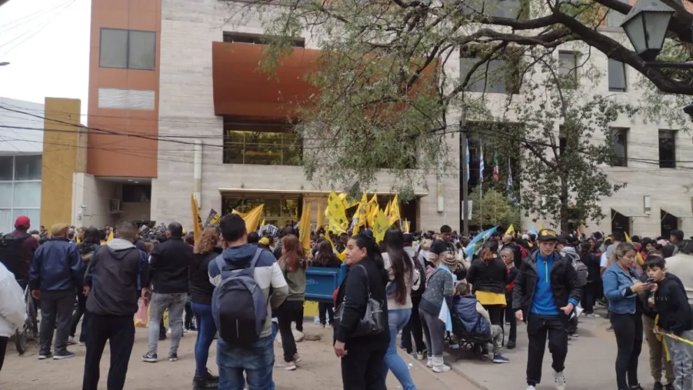 Javier Milei llegó a Salta: masivo número de salteños recibieron al libertario     