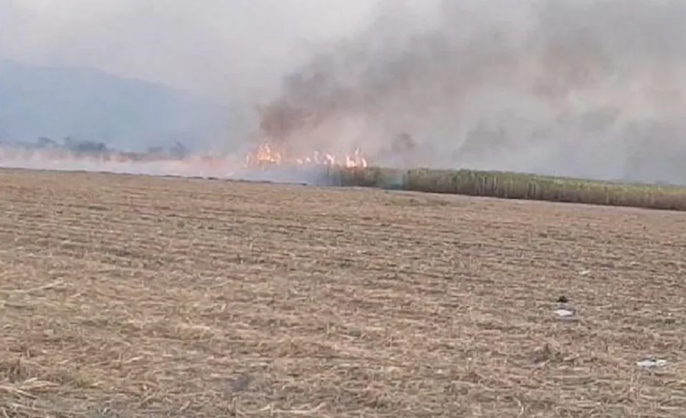 Bomberos controlaron un gran incendio en un barrio de General Güemes