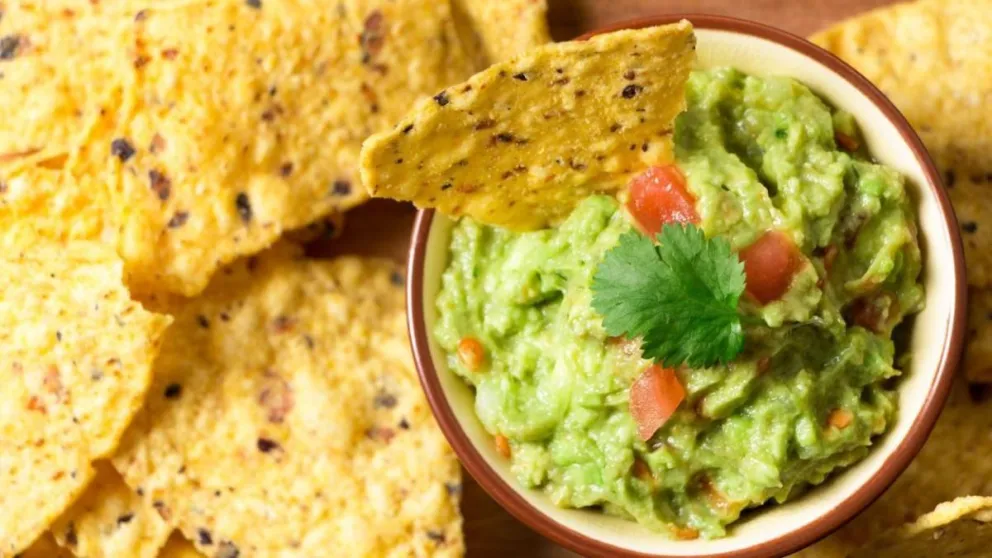 Sorprendé a tu familia con esta riquísima receta de nachos con guacamole: una merienda muy fácil de hacer y económica