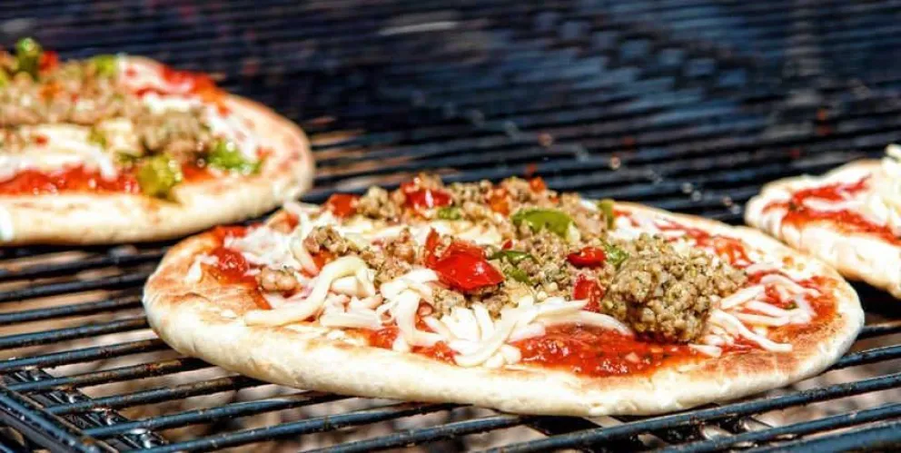 Descubrí la clásica receta de pizza a la parrilla: no se compara a ninguna otra