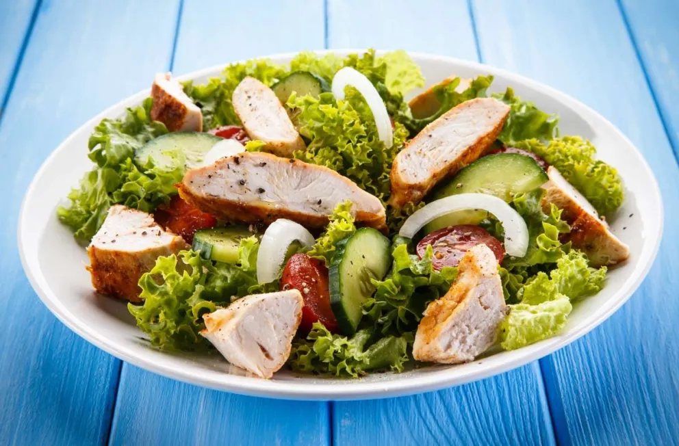 Si no sabes qué cocinar para hoy, esta deliciosa ensalada de pollo te sacará de apuros