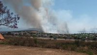 Campo Militar: los bomberos controlaron un peligroso incendio de pastizales