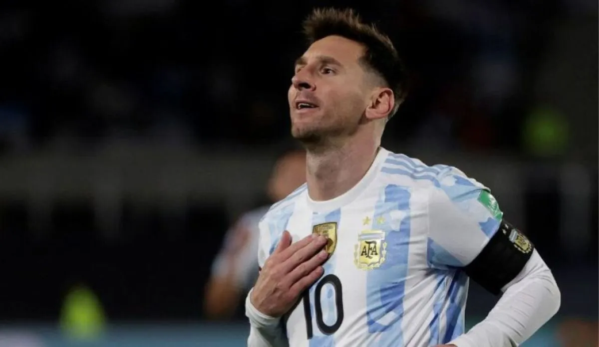Lionel Messi presenta la nueva camiseta retro de la Selección argentina -  MMX