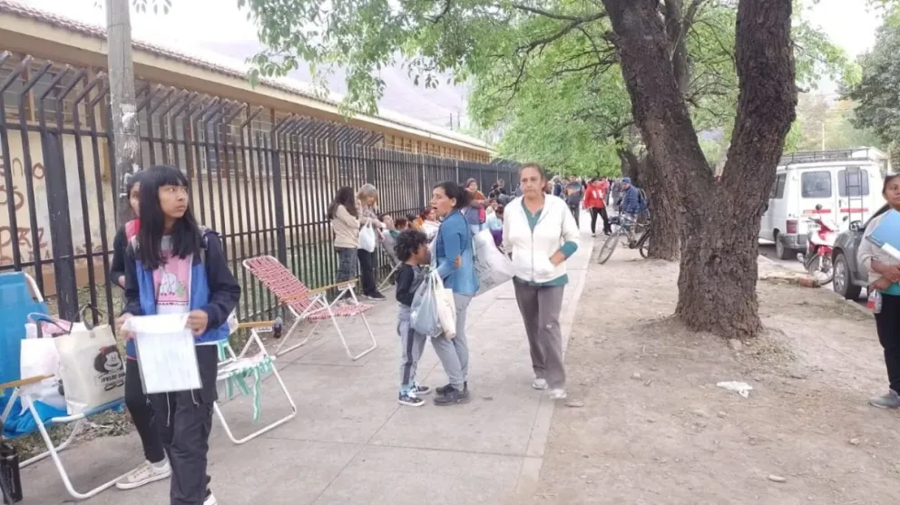 Por una vacante, padres y abuelos acamparon desde el domingo en un colegio salteño