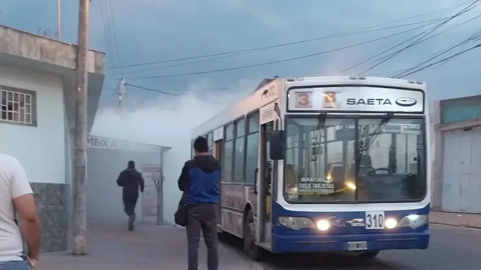 Un colectivo de SAETA se prendió fuego en pleno recorrido 