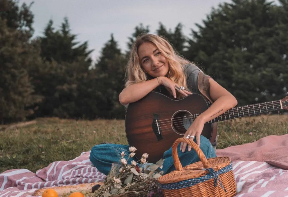 Descubrí quién es Paula Mattheus: la cantante que acusa sin miedo a Shakira de plagio