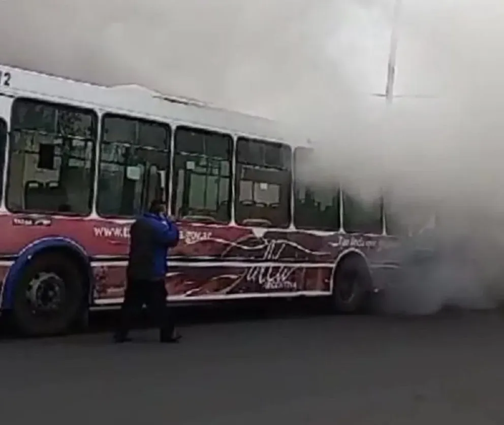 Otra vez SAETA: un colectivo sufrió una falla mecánica y se llenó de humo en zona sur