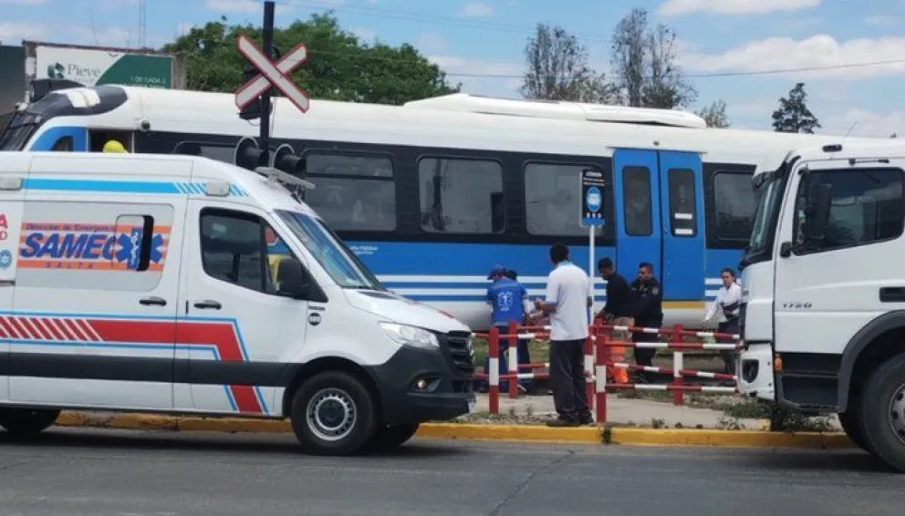 Una mujer fue arrollada por el Tren Urbano y debió ser trasladada de urgencia por el SAMEC