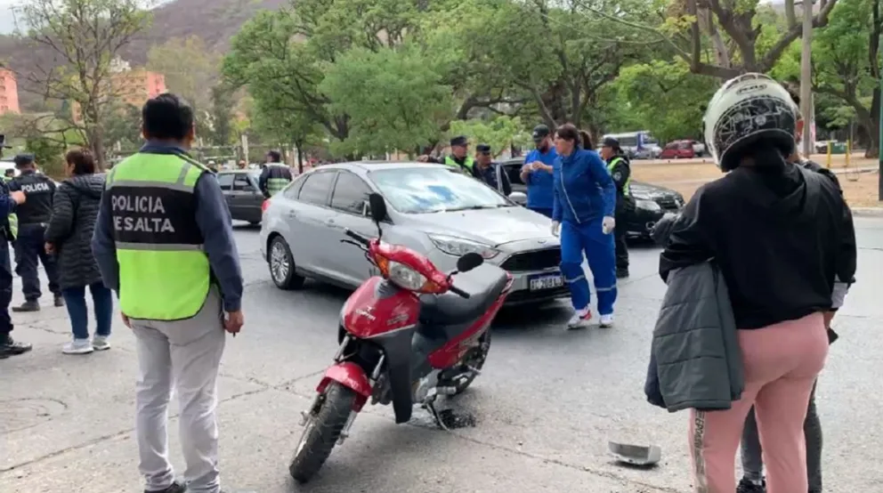 Fuerte accidente en avenida Yrigoyen: conductor de un auto colisionó contra una motocicleta con dos mujeres