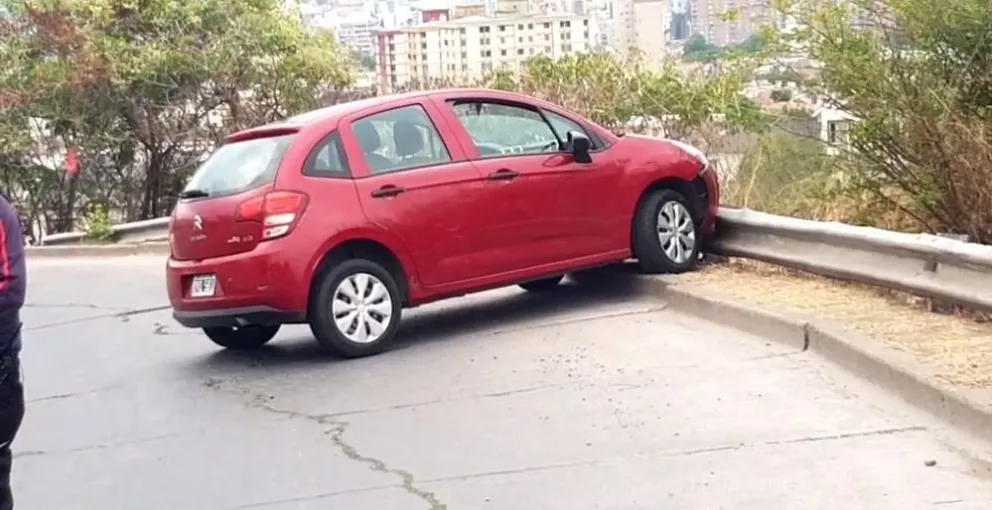 Una conductora perdió el control en la bajada de Grand Bourg y casi cae al precipicio     