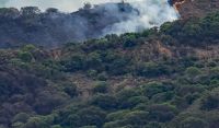 Feroz incendio en un cerro salteño: bomberos combaten las llamas