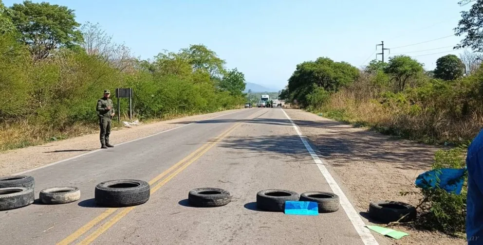 Aguaray: continúa el corte de ruta por parte de los chatarreros y vecinos que sufren la falta de agua