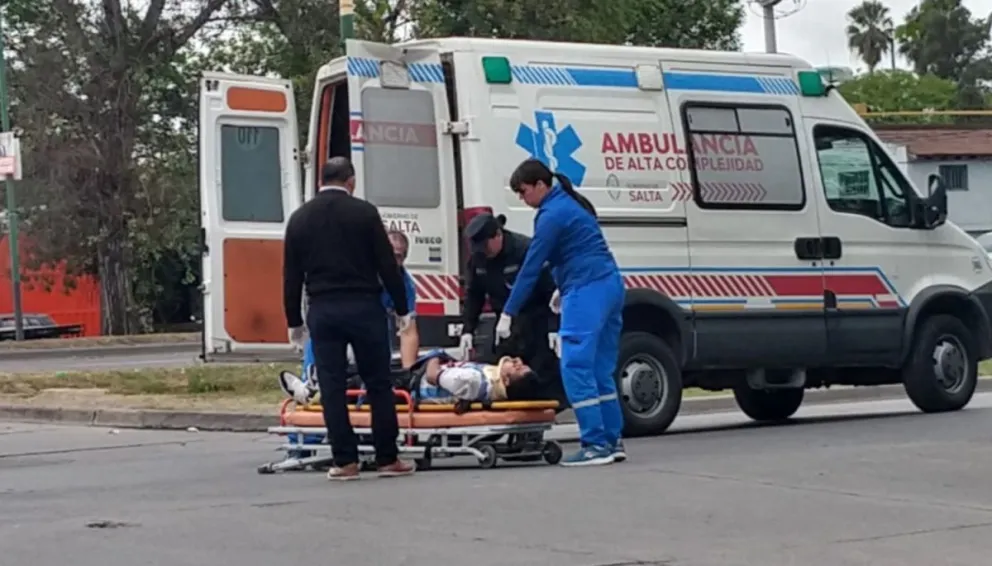 Peatón fue embestido por una moto que esquivó un auto en Avenida Tavella