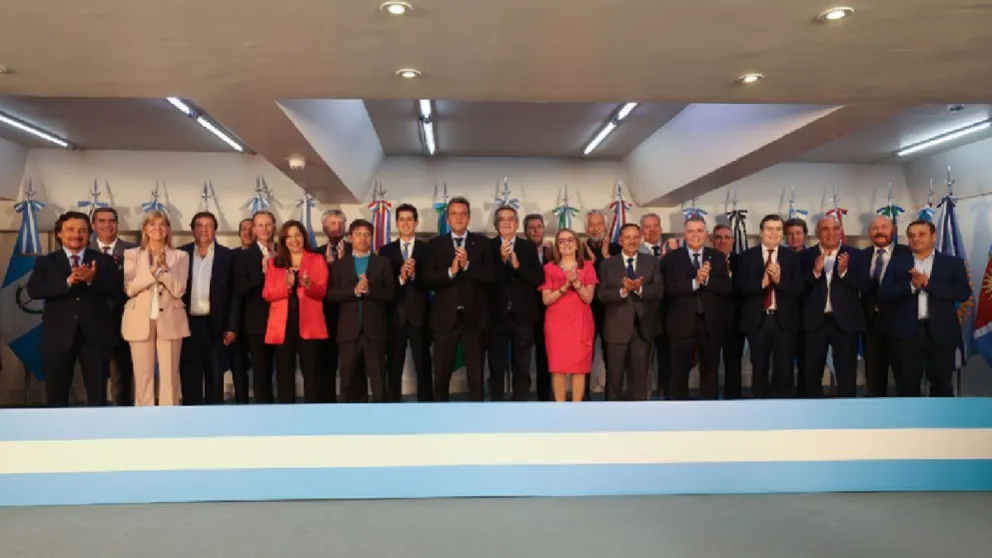 Gustavo Sáenz y otros 18 gobernadores brindaron un fuerte apoyo a Sergio Massa